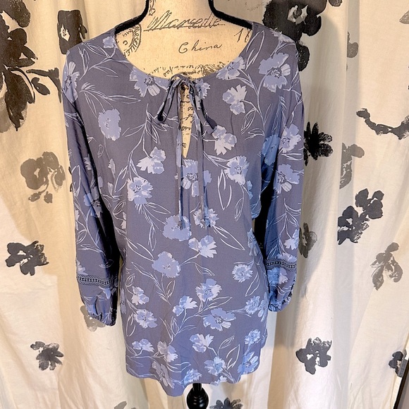 Women’s NWT Floral Blouse With Lace and Necktie Details 2x - Picture 7 of 9